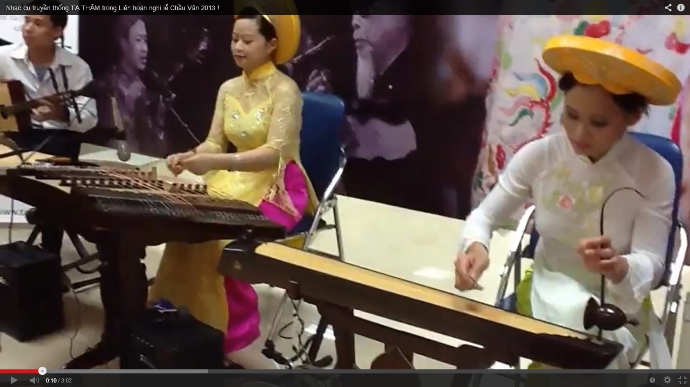 Nhạc cụ truyền thống Tạ Thâm trong liên hoan nghi lễ Chầu Văn lần thứ nhất 2013